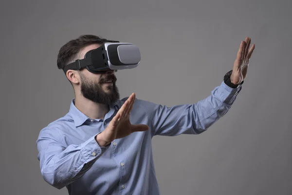 Zdumiony Młody Dorosły Brodaty Smart Casual Człowiek Ubrany Virtual Reality — Zdjęcie stockowe
