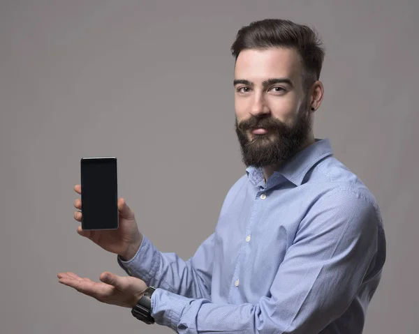 Junger Bärtiger Lächelnder Positiver Geschäftsmann Mit Leerem Smartphone Display Vor — Stockfoto