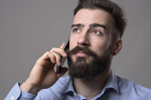 Ritratto Ravvicinato Giovane Uomo Affari Barbuto Che Parla Sul Cellulare — Foto Stock