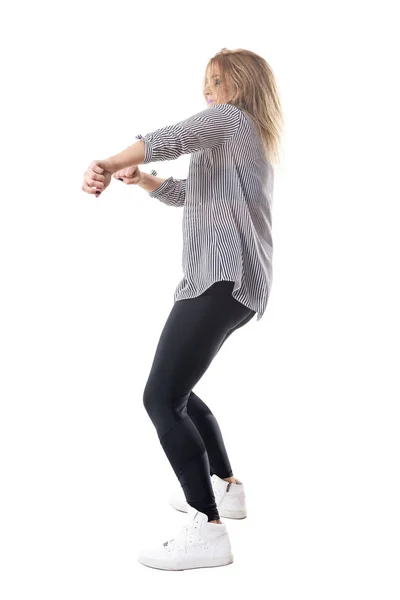 Энергичная Экстатичная Блондинка Танцует Вид Сбоку Полная Длина Портрета Изолирована — стоковое фото