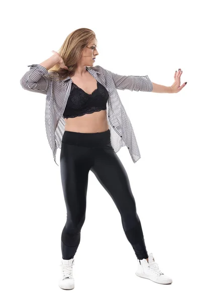 Χορεύοντας Αερόμπικ Dancehall Εκπαιδευτή Γυναίκα Υψωμένα Χέρια Μακριά Γεμάτο Σώμα — Φωτογραφία Αρχείου