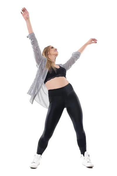 Glücklich Lächelnde Unbeschwerte Frau Die Mit Ausgestreckten Erhobenen Armen Tanzt — Stockfoto