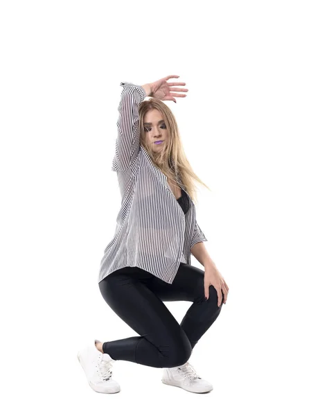 Atrakcyjna Blondynka Tancerz Jazz Kobieta Przyczajony Poza Ręką Spoczywała Głowie — Zdjęcie stockowe