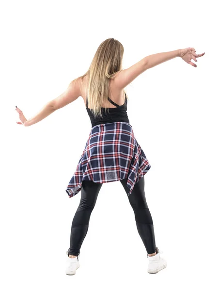 差し出されたと踊る若いブロンドの女性の後姿は広がる腕姿勢です ホワイト スタジオの背景に分離されたフルボディ長さの肖像画 — ストック写真