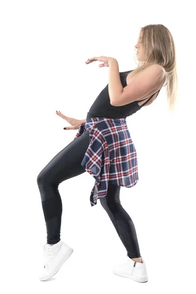エネルギッシュな女性の舞踊演奏姿勢の側面図です 白い背景に分離した完全なボディ長 — ストック写真