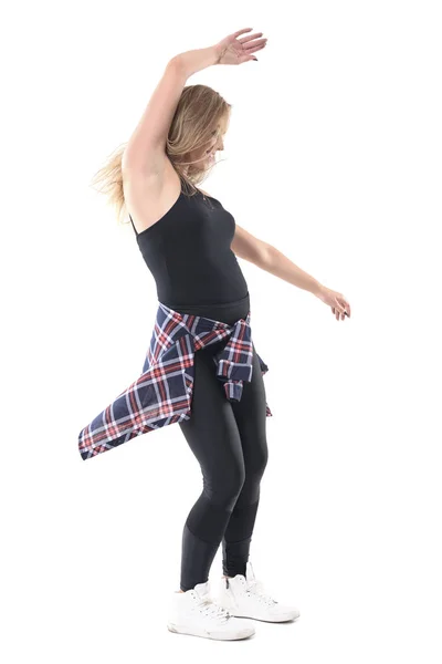 Mulher Estilo Rua Roupas Dançando Com Braços Espalhados Levantados Retrato — Fotografia de Stock
