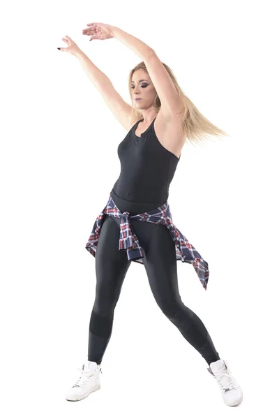 停止运动的年轻女爵士舞者摆动手臂在空中 从白色演播室背景被隔绝的全身长度画像 — 图库照片