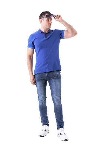 Homem Adulto Macho Jovem Confiante Camisa Pólo Azul Segurando Olhando — Fotografia de Stock