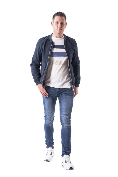 Ernstige Volwassen Casual Jongeman Het Dragen Van Jeans Jas Lopen — Stockfoto