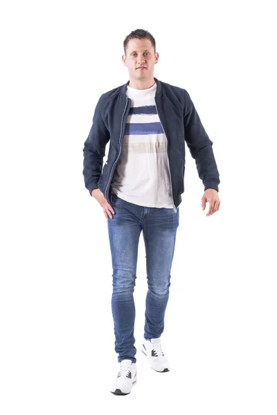 Vorderansicht Eines Jungen Erwachsenen Kaukasischen Lässigen Mannes Jacke Und Jeans — Stockfoto