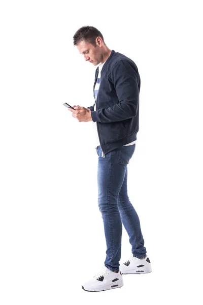 Vista Lateral Del Hombre Joven Adulto Caminando Mirando Teléfono Móvil — Foto de Stock