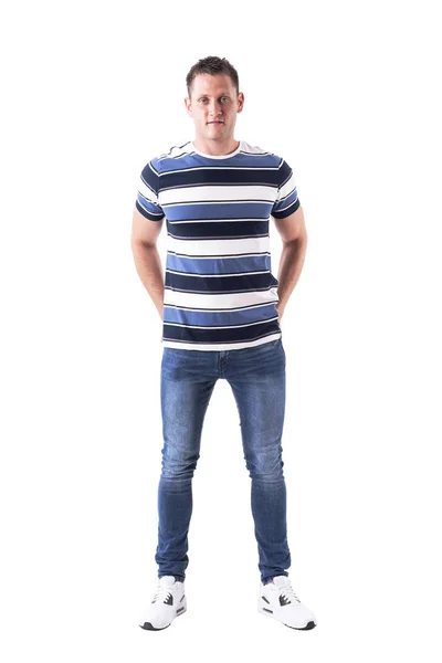 Genç Yetişkin Rahat Yakışıklı Adam Çizgili Tişört Arka Cepler Kameraya — Stok fotoğraf