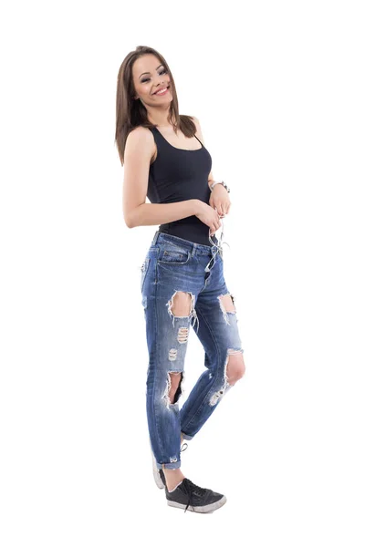 Relajada Joven Elegante Mujer Posando Usando Pantalones Vaqueros Rotos Sonrisa — Foto de Stock