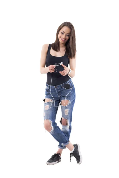 Крутая Модная Молодая Девушка Наушниками Прикрепленными Мобильному Телефону Кармане Полное — стоковое фото