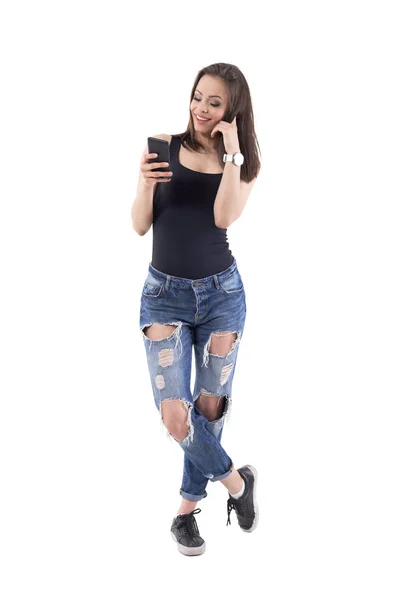 Щаслива Молода Красива Дівчина Розслабляє Посміхається Повідомлення Мобільному Телефоні Повне — стокове фото