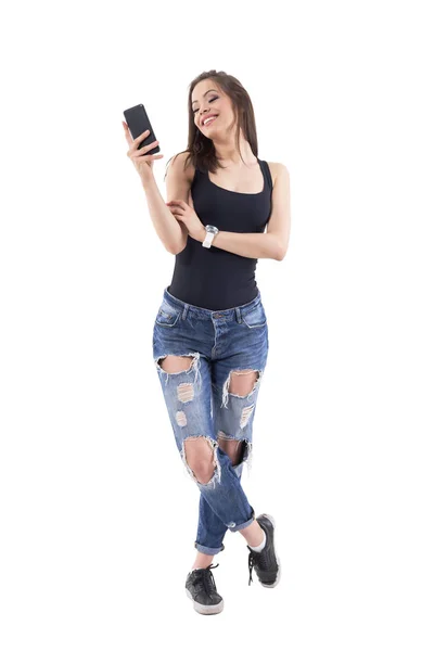 Расслабленная Молодая Счастливая Женщина Читает Сообщения Мобильном Телефоне Концепция Отдыха — стоковое фото