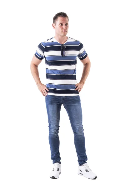 Zmatená Mladý Muž Neformálním Oblečení Rukama Boky Uhýbaje Pochybovačně Celotělový — Stock fotografie