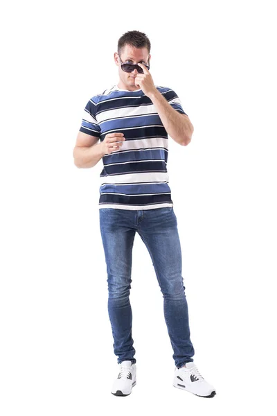 Cooler Gutaussehender Erwachsener Mann Der Mit Fingerdruck Eine Sonnenbrille Justiert — Stockfoto