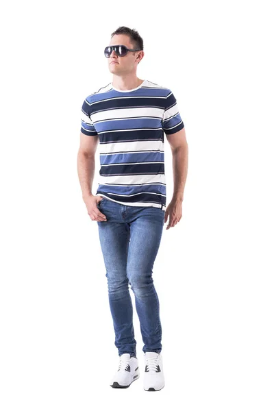 Macho Mann Modell Jeans Und Sonnenbrille Das Nach Oben Schaut — Stockfoto