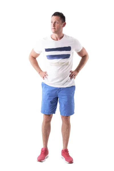 Doordachte Mens Zomer Kleren Opzoeken Volledige Lichaam Geïsoleerd Witte Achtergrond — Stockfoto