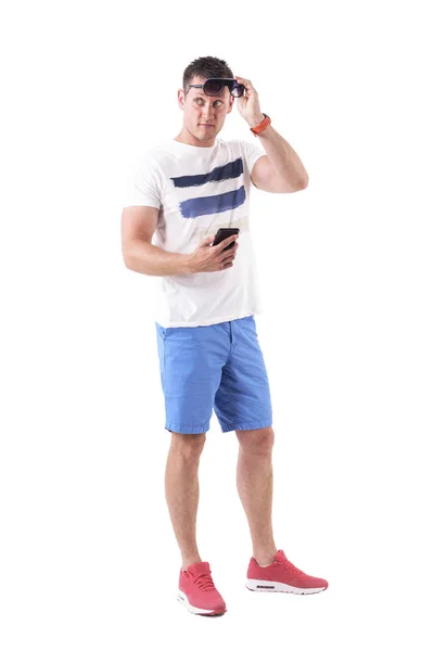 Fajny Przystojny Mylić Mężczyzna Trzyma Okulary Cellphone Patrząc Tyłu Całego — Zdjęcie stockowe
