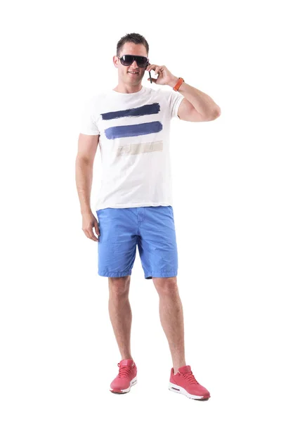 Homem Feliz Shorts Shirt Relaxante Falando Celular Corpo Inteiro Isolado — Fotografia de Stock