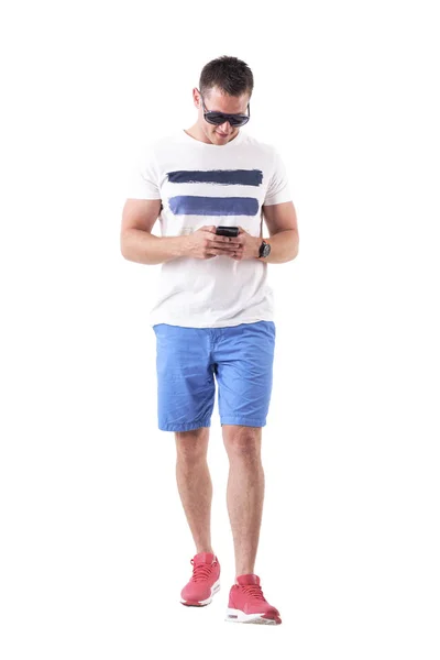 Młodzi Pasują Człowiek Ubrania Codzienne Letnie Spacery Przy Użyciu Telefonów — Zdjęcie stockowe