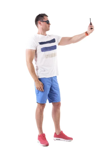 Młody Człowiek Dorywczo Ubrania Letnie Fotografowanie Telefonu Komórkowego Całego Ciała — Zdjęcie stockowe