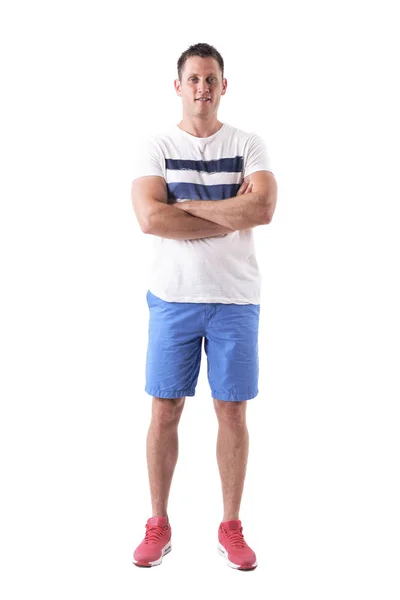 Glücklich Entspannter Mann Shirt Und Shorts Mit Verschränkten Armen Lächelnd — Stockfoto