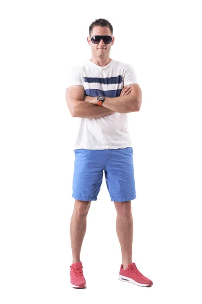 强壮的运动男子在夏天的衣服与太阳镜和交叉手臂 在白色背景查出的充分的身体 — 图库照片