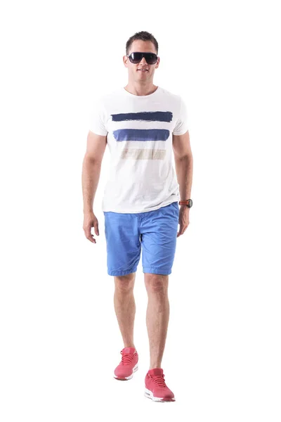 Cool Gelukkig Jonge Volwassen Man Shirt Zomer Shorts Met Zonnebril — Stockfoto