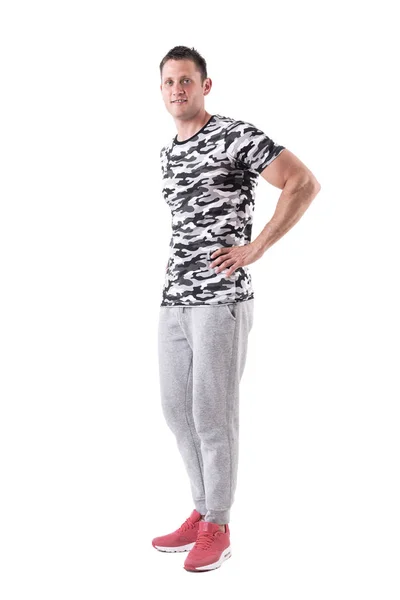 Homem Caucasiano Adulto Confiante Feliz Exército Sportswear Posando Corpo Inteiro — Fotografia de Stock