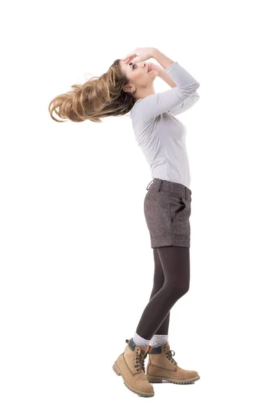 Seitenansicht Von Stilvollen Langen Haaren Hipster Frau Werfen Haare Ganzkörper — Stockfoto