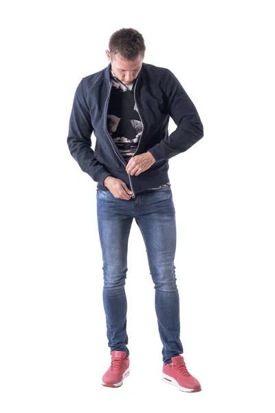Fiatal Felnőtt Férfi Cipzár Bombázó Kabát Cipzárral Felöltözködés Fel Teljes — Stock Fotó