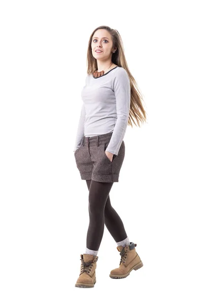 Cool Relajado Joven Chica Hipster Millennial Ropa Retro Caminando Con — Foto de Stock
