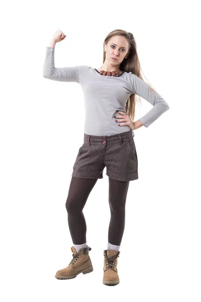 Selbstbewusste Starke Süße Hipstermädchen Das Die Armmuskeln Des Bizeps Anspannt — Stockfoto