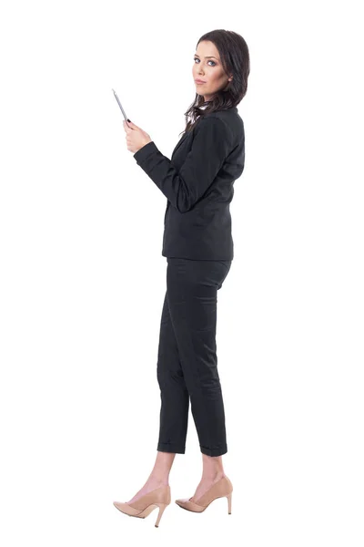 Vista Lateral Jovem Mulher Negócios Elegante Segurando Tablet Olhando Para — Fotografia de Stock