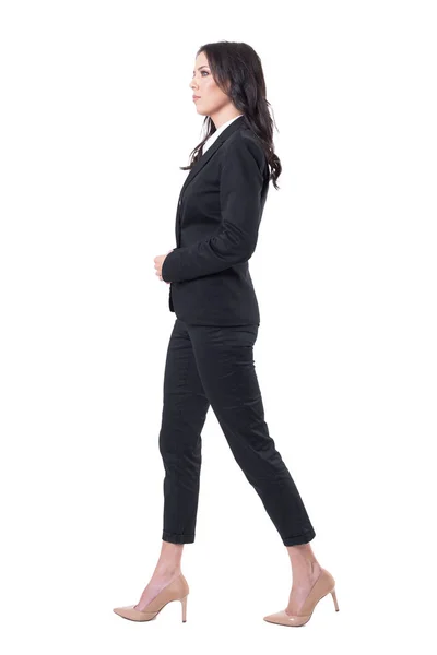 Προφίλ Άποψη Του Επιτυχημένη Γυναίκα Διευθύνων Σύμβουλος Μαύρο Κοστούμι Περπάτημα — Φωτογραφία Αρχείου