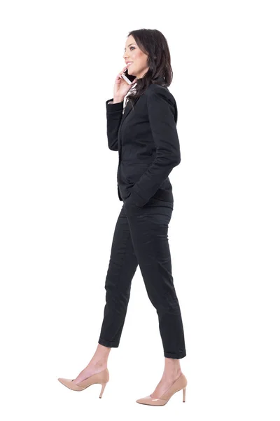 Feliz Mulher Negócios Confiante Andando Falando Telefone Com Uma Mão — Fotografia de Stock