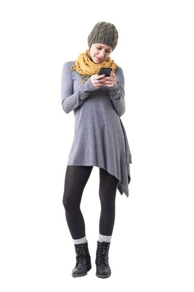 冬服で楽しいリラックスした若いスタイリッシュな女性は 携帯電話でメッセージを読んだり メッセージを入力したりします 白い背景に隔離されたフルボディ — ストック写真