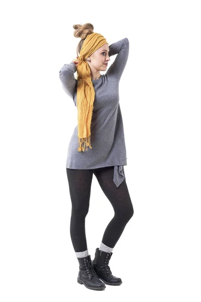 Νεαρό Κομψό Μοναδικό Κορίτσι Κουλούρι Μαλλιών Κάνοντας Κίτρινο Τουρμπάνι Μαντήλι — Φωτογραφία Αρχείου