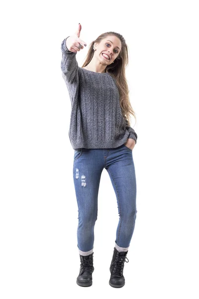 Gri Jumper Işaret Parmak Sevimli Eğlenceli Genç Sevimli Kadın Gösteren — Stok fotoğraf