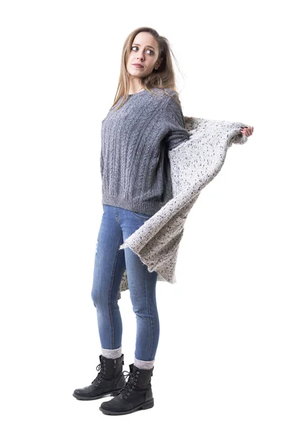 Seitenansicht Einer Jungen Stylischen Frau Winterkleidung Die Sich Auszieht Und — Stockfoto