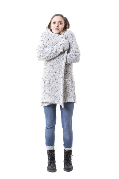 Замерзающая Холодная Молодая Женщина Покрытая Кардиганом Зимой Полное Тело Изолировано — стоковое фото