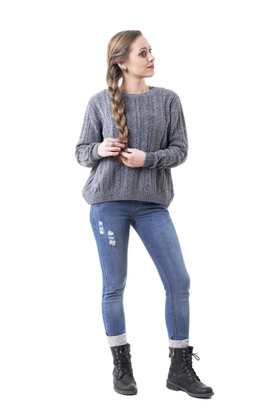 Περήφανη Νεαρή Χαριτωμένη Γυναίκα Κρατώντας Αυτοκατασκευασμένα Πλεξούδες Μαλλιών Κοιτάζοντας Μακριά — Φωτογραφία Αρχείου