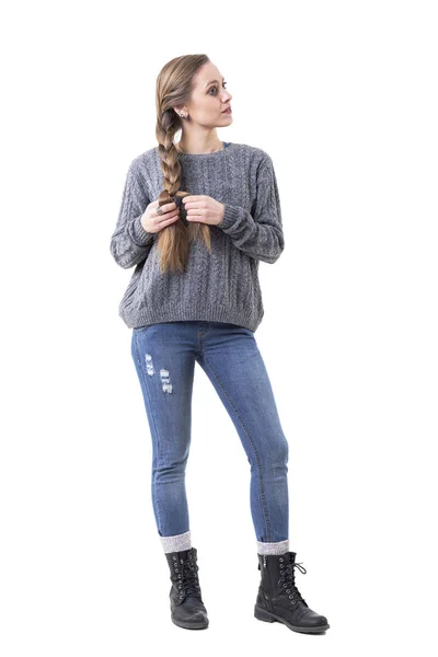 Προσεκτική Ενδοσκοπική Νεαρή Γυναίκα Που Φτιάχνει Πλεξούδες Μαλλιών Κοιτάζοντας Μακριά — Φωτογραφία Αρχείου
