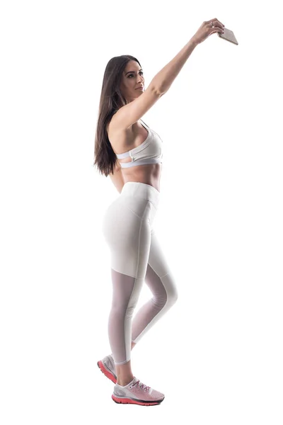 Widok Boku Pewny Siebie Szczęśliwy Fitness Kobieta Atletyczny Ciało Biorąc — Zdjęcie stockowe
