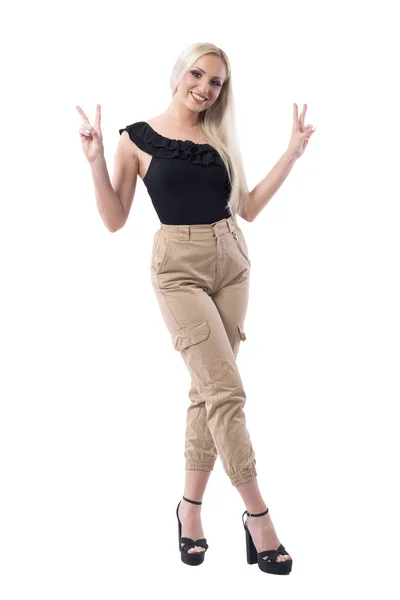 Glücklich Verspieltes Junges Blondes Mädchen Mit Zwei Fingern Sieg Oder — Stockfoto