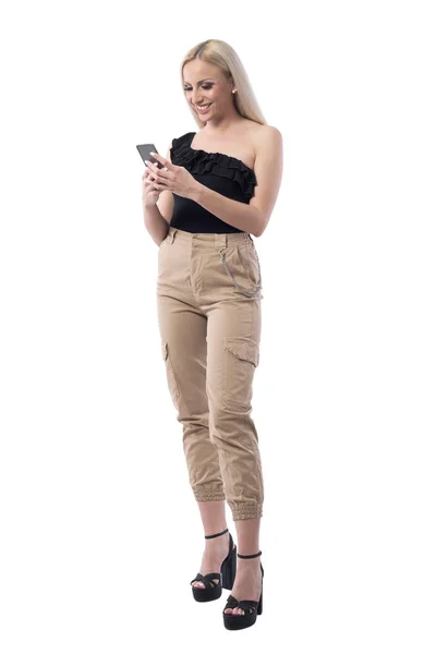 携帯電話のタイピングメッセージを使用して幸せな笑顔ブロンドスタイリッシュな女性 白い背景に隔離されたフルボディ — ストック写真