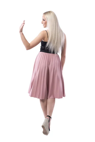 Back View Elegant Snygg Blond Kvinna Promenad Bort Tittar Någon — Stockfoto